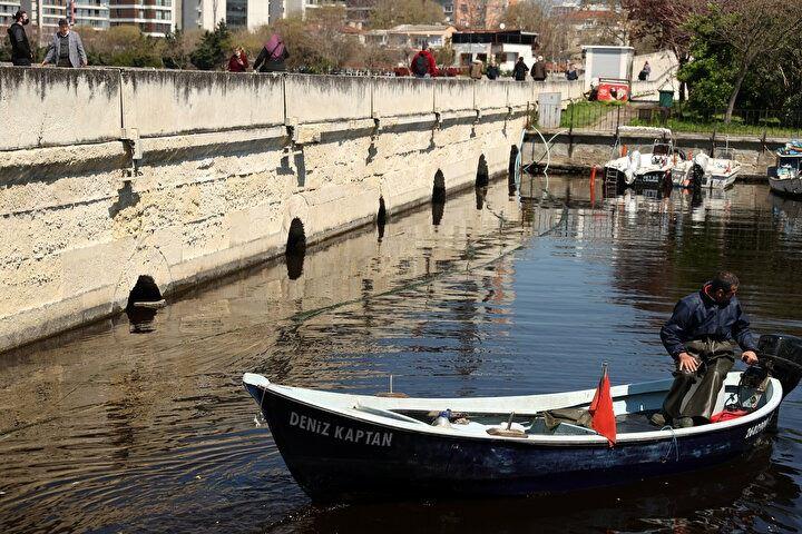 <p><strong>"Geçmişte bu sudan abdest alınırdı"</strong><br />
<br />
Sarıyer Tarabya Mahallesi'nin iç kesimlerinden başlayarak İstanbul Boğazı'na dökülen Tarabya Deresi'nde de kirlilik ve renk değişimi gözlemlendi.<br />
<br />
Yakınlarında çok sayıda evin bulunduğu derenin debisinin düşük olduğu ve bazı kısımlarının kuruduğu görüldü.<br />
<br />
Uzun yıllar Tarabya Deresi'nin yanında ikamet eden Mehmet Ekinci yaptığı açıklamada, dereden pis su aktığını söyledi.</p>
