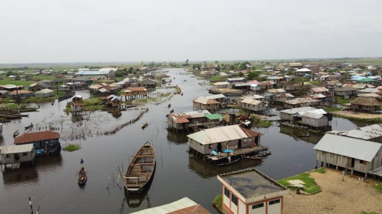 <p>Batı Afrika ülkesi Benin'de, 17. yüzyılda kölelikten kaçanların su üzerinde kurduğu Ganvie köyü, bugün ülkenin turistler tarafından en çok ziyaret edilen yerlerinin başında geliyor.</p>
