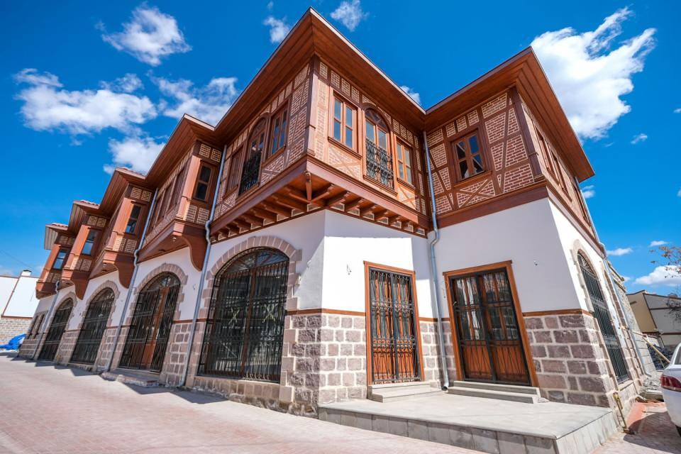 <p>Altındağ Belediyesi ve Ankara Hacı Bayram Veli Üniversitesi işbirliğiyle hayata geçirilen “Hacı Bayram Veli Müzesi" için çalışmalar sürüyor. Bu çerçevede restorasyonuna başlanılan Ankara’nın manevi mimarı Hacı Bayram Veli’ye ait eşyalar ilk defa bir müzede sergilenecek.</p>
