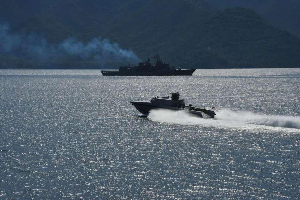 <p>SAT harekatının ardından Denizaltı savunma harbi kapsamında yerli ve milli yapım roket atışı gerçekleştirildi. Belirlenen hedef TCG Tarsus karakol gemisinden atılan roketle tam isabetle vuruldu.</p>
