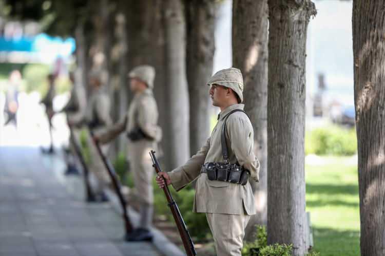 <p>SOLOTÜRK'ün Çanakkale Boğazı üzerindeki gösterisi, izleyenler tarafından beğeniyle takip edildi.</p>
<p> </p>