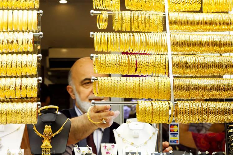 <p> Bugün ise en düşük 914 lira, en yüksek de 919 lira seviyesini gördü. Şu sıralar gram altın 916 liradan alıcı buluyor.</p>
