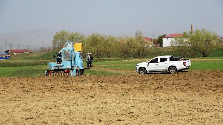 <p>“Bu cıvataların çalınmasının milli servetimize yüz binlerce lira zararı bulunmaktadır. Vatandaşlarımız bu tür hırsızlık olaylarına şahit oldukları zaman Vangölü EDAŞ Muş İl Müdürlüğünü veya kolluk kuvvetlerini arayabilirler. Bu konuda vatandaşlarımızın duyarlı olmalarını önemle rica ediyoruz.”</p>
