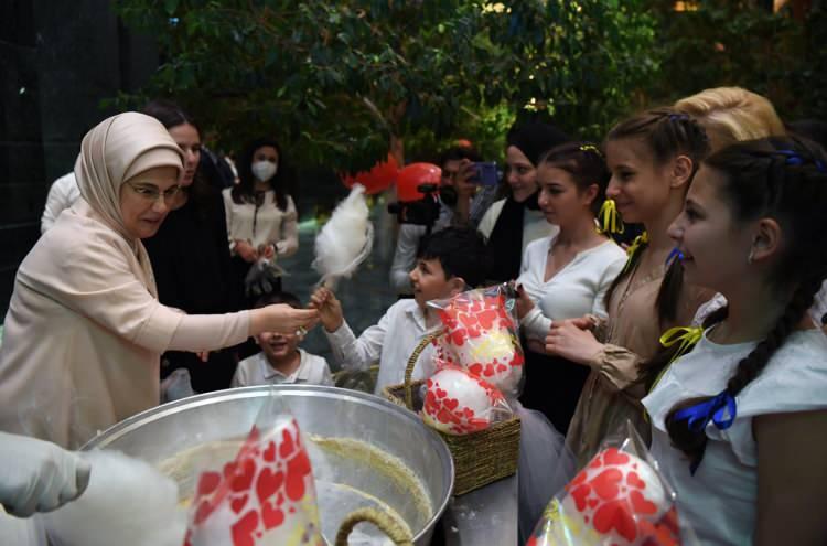 <p>Çocuklar, savaşı yaşamak yerine barış ve refah ortamında sevgi ile büyümeliler.<br />
Misafir ettiğimiz savaş mağduru Ukraynalı ve Kırım Tatar çocuklarımızı iftar soframızda ağırlamaktan büyük mutluluk duydum.</p>