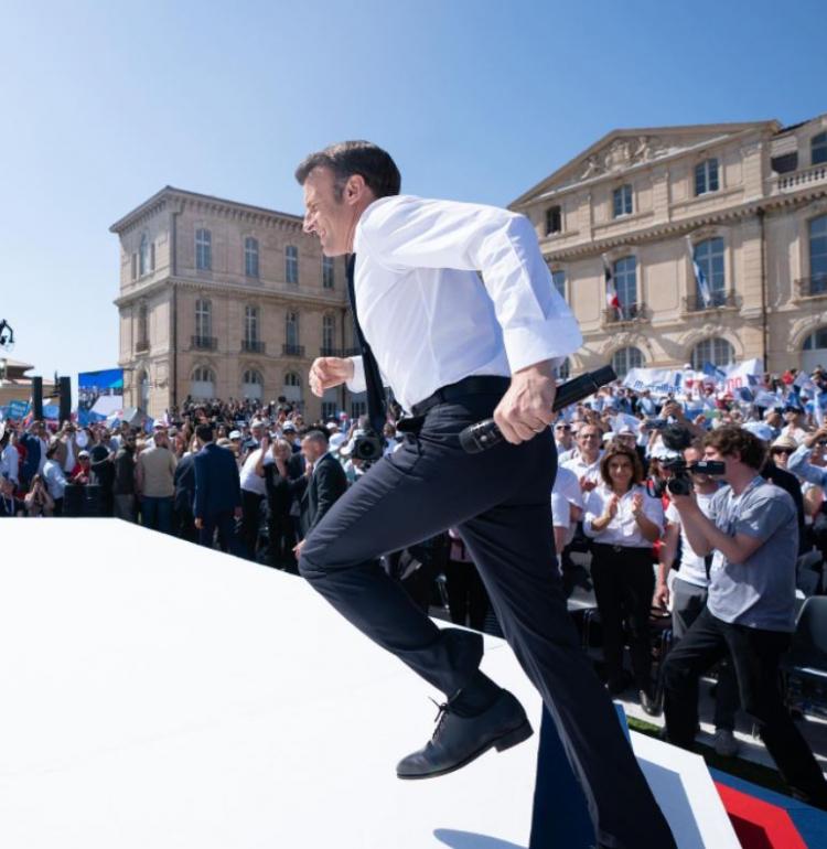 <p>Gömleğinin düğmelerini açan Macron'un rahat tavırları objektiflere yansıdı. </p>
