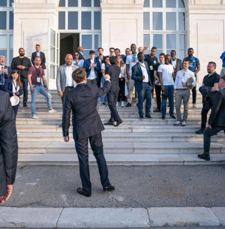 <p>Fransız haber ajansı AFP'nin konuştuğu akademisyen Pierre-Emmanuel Guigo da bu noktanın altını çiziyor. Paris-Est Créteil Üniversitesi'nde siyasi iletişim uzmanı olan Guigo, "Macron, gençler arasında çok popüler olmasına karşın sosyal medyada görünürlük için fazla bir şey yapmadı" dedi.</p>

<p> </p>
