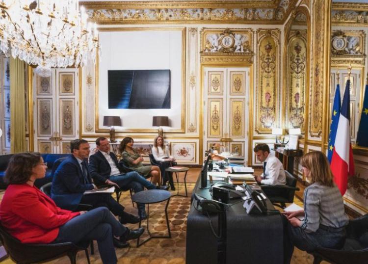 <p>Macron ve Le Pen, Çarşamba günü televizyondan canlı yayınlanacak televizyon programında karşı karşıya gelecek.</p>

<p> </p>

