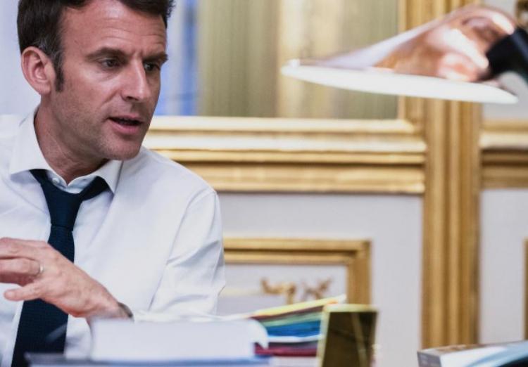 <p>Fransa Cumhurbaşkanı Emmanuel Macron’un, Fransız Hava Kuvvetleri'ne bağlı paraşütçülerin armasını taşıyan kıyafet giydiği görseller de gündem olmuş ve sosyal medyada "Ukrayna Devlet Başkanı Vladimir Zelenskiy’e özeniyor" şeklinde değerlendirilmişti.</p>

<p> </p>
