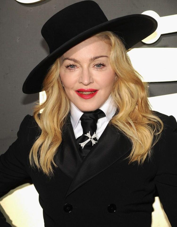 <p><span style="color:#800080"><strong>Bir döneme damgasını vuran Amerikalı pop şarkıcısı ve söz yazarı Madonna devasa eviyle sosyal medyada gündem oldu. Madonna, Kaliforniya Hidden Hills'deki 12 bin metrekarelik evini 26 milyon dolara satışa çıkardı. Şarkıcı geçtiğimiz yıl Nisan ayında yine aynı bölgede şarkıcı The Weekend'in 19 milyona satışa çıkardığı evi almıştı.</strong></span></p>
