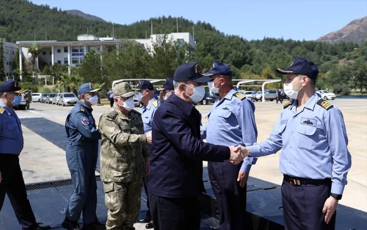 <p> Akar, beraberinde Genelkurmay Başkanı Orgeneral Yaşar Güler, Deniz Kuvvetleri Komutanı Oramiral Adnan Özbal ve Hava Kuvvetleri Komutanı Orgeneral Hasan Küçükakyüz ile Aksaz Üs Komutanlığı'na geldi.</p>