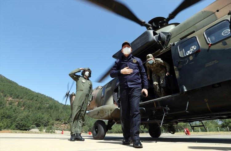 <p>Donanma Komutanı Oramiral Ercüment Tatlıoğlu ve diğer yetkililer tarafından karşılanan Akar, beraberindeki komutanlarla birlikte iskeleye geçerek tatbikatın sancak gemisi TCG Kemalreis'e çıktı.</p>
<p> </p>
