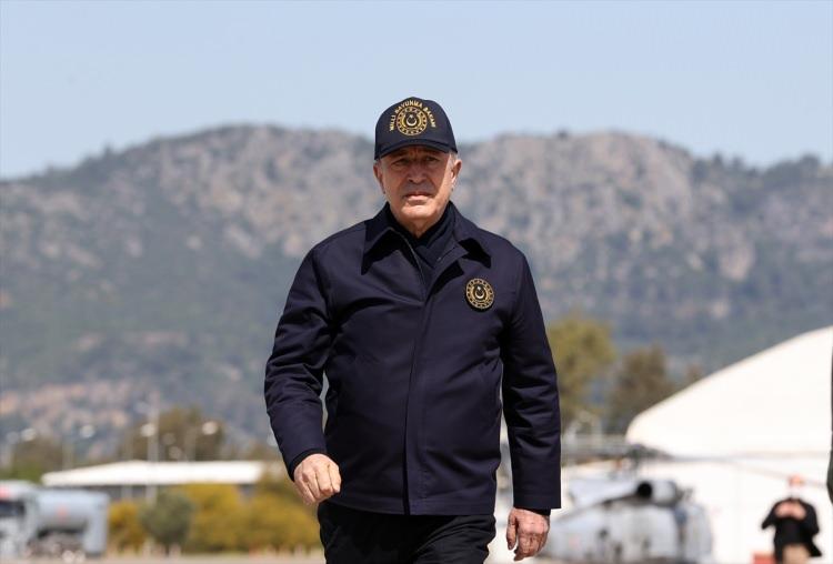 <p>Tören mangasını selamlayan Akar daha sonra tatbikata ilişkin brifing aldı. Brifingin ardından TCG Kemalreis "avara" edilerek limandan ayrıldı.</p>
<p> </p>