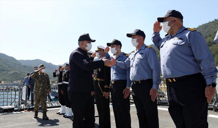 <p> Bakan Akar'ın bulunduğu sancak gemisi için TCG Salihreis'ten topla selamlama atışları yapıldı.</p>