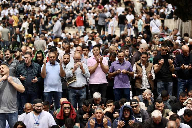 <p>Kudüs İslami Vakıflar İdaresinden yapılan yazılı açıklamada, yaklaşık 150 bin kişinin cuma namazını Aksa'da kıldığı aktarıldı.</p>