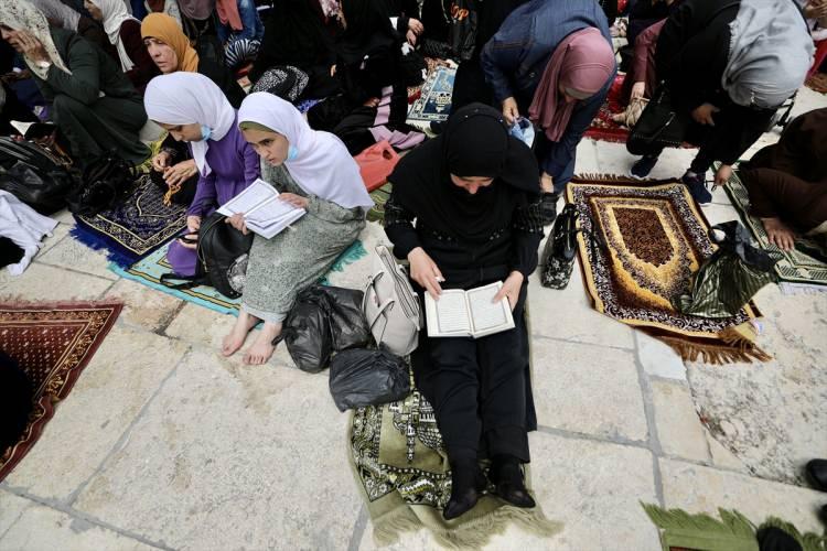 <p>Namazdan önce bir Filistinli Mescid-i Aksa Külliyesi'nde yer alan Kubbetu's Sahra Camisi'nin üzerine çıkarak Filistin bayrağı astı.</p>