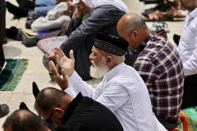 <p>İsrail polisi, cuma namazının ardından Mescid-i Aksa’nın avlusunda kalan her yaştan binlerce kişiye insansız hava aracıyla (İHA) göz yaşartıcı gaz bombası attı.</p>