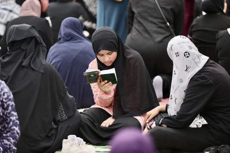 <p>İsrail polisi, sabah namazından sonra Mescid-i Aksa'daki Filistinlilere müdahale etmiş, olayların ardından yalnızca Filistinli kadınlar ile yaşlı erkeklerin Aksa'ya girişlerine izin verilmişti.</p>