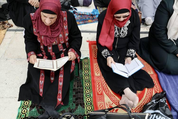 <p>İsrail polisi, binlerce kişinin sabah namazını eda etmesinin ardından Mescid-i Aksa'ya baskın düzenlemiş, ses bombası ve kauçuk kaplı mermilerle Filistinlilere müdahale etmişti.</p>