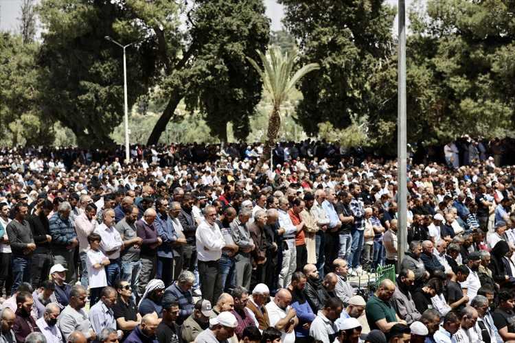 <p>Olaylar sırasında Mescid-i Aksa'nın avlusundaki ağaçlardan birinin alev alması sonucu çıkan yangın, Kudüs İslami Vakıflar İdaresinin ekipleri tarafından söndürülmüştü.</p>
<p> </p>
