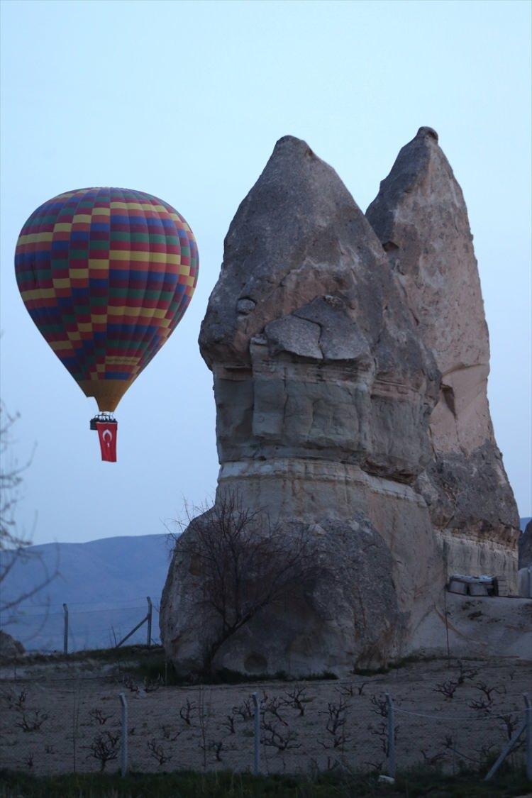 <p>- ÖĞRENCİNİN BALONA BİNME HAYALI GERÇEKLEŞTİRİLDİ</p>
<p>Nevşehir'in Acıgöl ilçesine bağlı Ağıllı köyü ilkokulu 5. sınıf öğrencisi Kerem Yalnız'ın Kapadokya'da balona binme hayali, 23 Nisan Ulusal Egemenlik ve Çocuk Bayramı'nda gerçeğe dönüştü.</p>