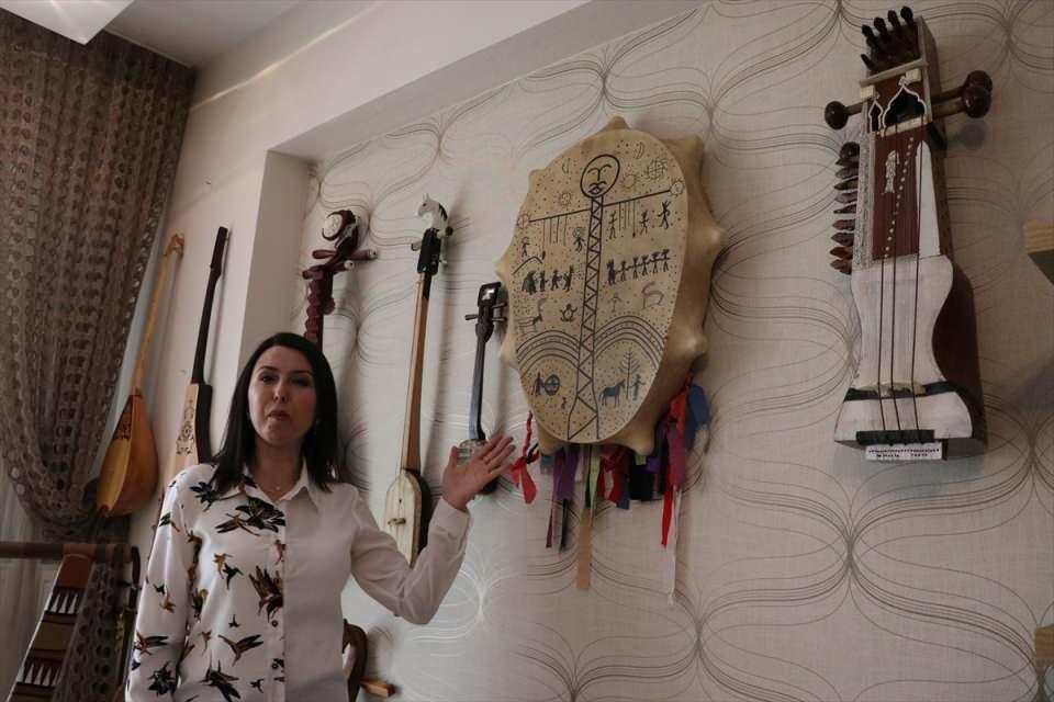 <p>Göher, koleksiyonuna paha biçemediğinin altını çizerek, şunları kaydetti:</p>

<p>"Çünkü o kadar uzun yıllara dayanan bir şey ki bu. Çok ciddi maliyeti var ve hiçbir desteği yok. Aslında müzikle kültür aşkı da diyebilirim. Hem müzikal özellikleri hem de müziğin içinden çıktığı kültüre bağlı pek çok özelliği bir çalgı üzerinden görmek mümkün. </p>

