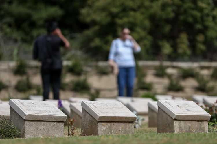 <p>Turist rehberi Hande Tümer de Avustralyalıların 5 günlük program kapsamında Çanakkale'ye geldiğini dile getirerek, "Burayı gezen konuklarımız oldukça duygulanıyorlar. </p>