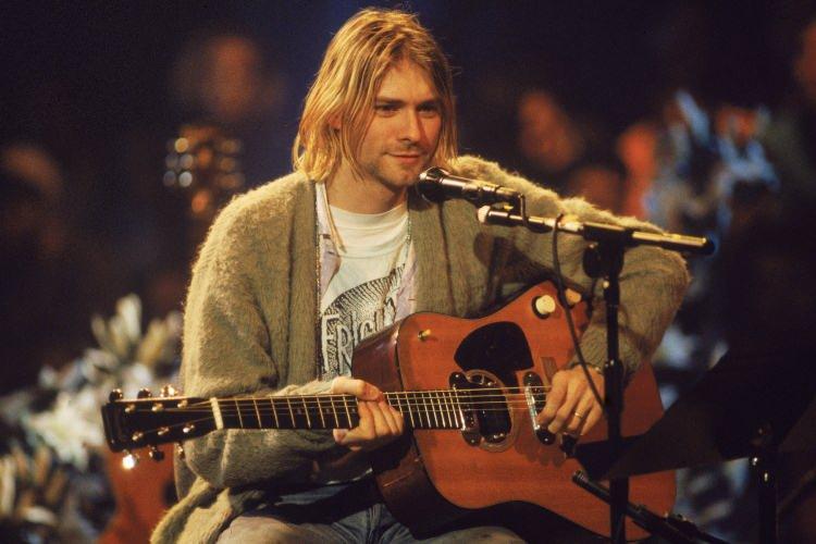 <p><strong><span style="color:#000080">Bir döneme damgasını vuran Amerikalı rock müzik grubu Nirvana'nın solisti Kurt Cobain'e ait olan mavi gitar açık artırma ile satışa çıkıyor. Gitarın 800 bin dolara alıcı bulması bekleniyor.</span></strong></p>
