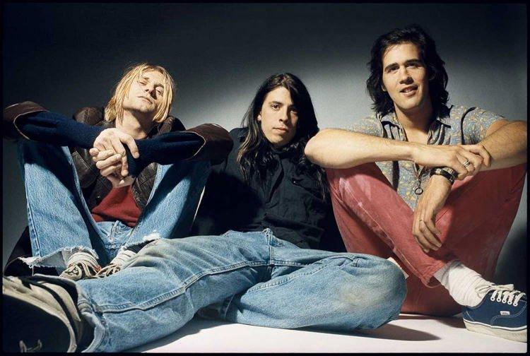 <p><span style="color:#000080"><strong>90'lı yılların Amerikalı popüler rock grubu Nirvana'nın solisti Kurt Cobain'in, Youtube'de 1.4 milyar izlenmeye sahip olan 'Smells Like Teen Spirit' klibinde çaldığı mavi gitarı satışa sunuluyor. </strong></span></p>
