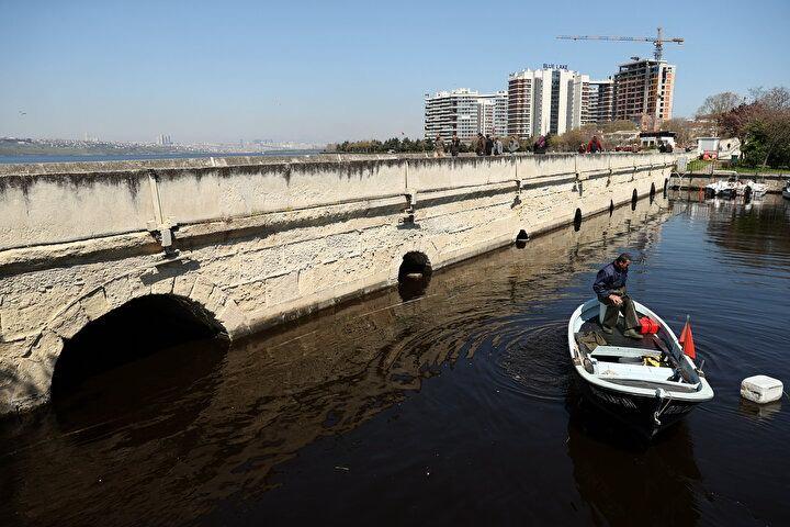 <p>Ekinci, dereye akan su yolunun bir kısmına künk döşendiğini belirterek, "Geri kalanı ağaçlık diye bırakmışlar. Biz diyoruz ki künk döşensin, patika yol yapılsın." dedi.<br />
<br />
Dere konusunda İSKİ ve İstanbul Büyükşehir Belediyesinin sorumluluğu birbirinin ya da Sarıyer Belediyesinin üzerine attığını anlatan Ekinci, "Bize yürürlüğe, projeye aldık diyorlar ama aslı yok, kaç dönemdir böyle." diye konuştu.<br />
<br />
Ekinci derenin kötü koktuğunu dile getirerek, "Daha önce rahmetli kayınpeder buradaki suyla abdest alırmış. Temiz su akarmış buradan, içerlermiş, şimdi çamur akıyor. Komşumuz diyor ki, 3 metre biz verelim, biz de 3 metre verelim, burası patika yol olsun. Pislikler kalksın." ifadesini kullandı.</p>
