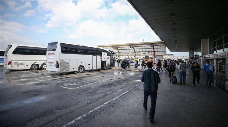 <p><strong>OTOBÜS YOLCUSU AZALDI</strong></p>
<p>Geçmiş bayramlara kıyasla bu bayram sıkıntılı bir süreç geçirdiklerini belirten Mustafa Yıldırım, "Geçmiş yılların bayramlarıyla mukayese yolcu sayıları 3'te 2 oranında azaldı" dedi.</p>