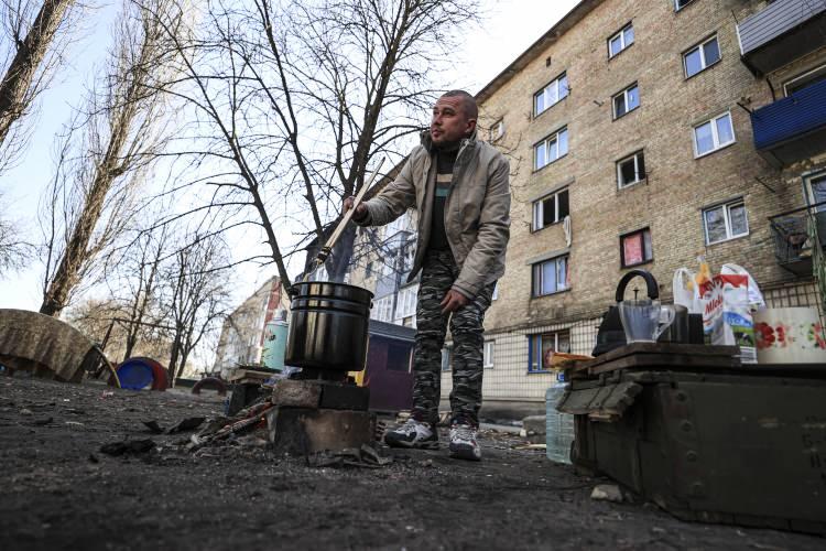 <p>Kentten ayrılamayan, haftalar boyunca soğuk gecelerde hasar görmüş evlerinde yorgan altına sığınarak hayatta kalmaya çalışan siviller sokakta yemek yaparak yaşıyor.</p>

<p> </p>

<p> </p>
