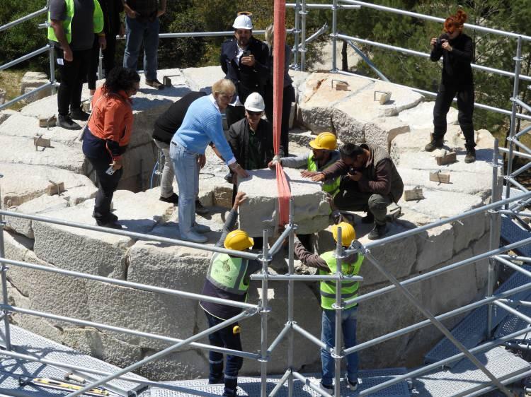 <p><strong>10 YIL SONRA GÜN YÜZÜNE ÇIKARILDI</strong></p>

<p>Fenerin yapımı sürerken, bir taş daha buradaki yerini aldı. Kazı Başkanı Prof. Dr. Havva İşkan Işık'ın, 10 yıl önce toprağa gömerek koruma altına aldığı ve üzeri yunus kabartmalı taş, yeniden gün yüzüne çıkarıldı. </p>
