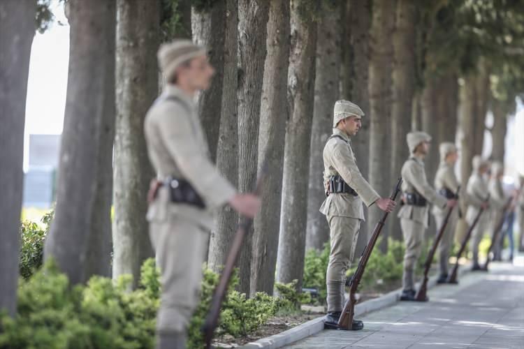 <p>Kaşdemir, önceki yıllarda Tarihi Alan'da bulunan şehit Safranbolulu Mehmet Çavuş'a ait olan mezar taşında yazan Çanakkale ile ilgili dörtlüğü de okudu.</p>
<p> </p>
