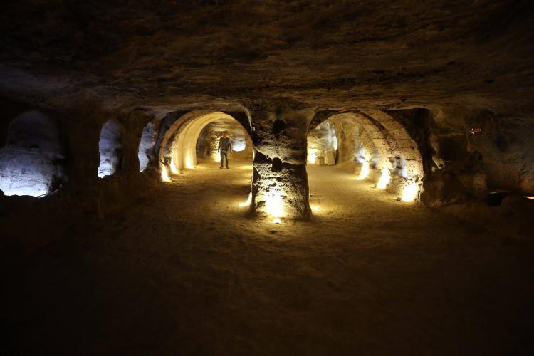 <p>Nevşehir'deki kayadan oyma tarihi yamaç yerleşimi Kayaşehir'de, 2015 yılından beri temizlik çalışmaları süren 186 metrelik tünel, mayıs ayının ilk haftasından itibaren turistleri ağırlayacak.</p>
