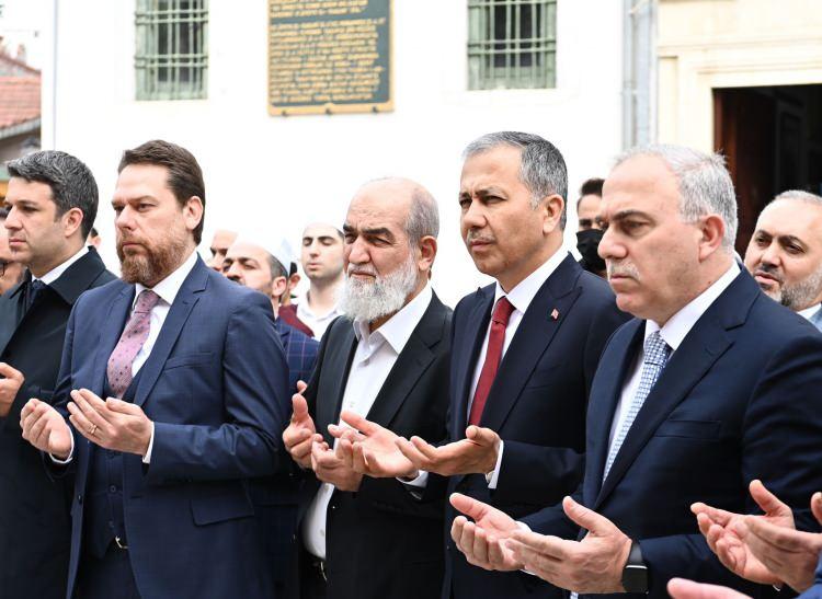 <p><strong>“EV SAHİPLİĞİ YAPMANIN ONURUNU YAŞIYOR”</strong></p>
<p>İstanbul Valisi Ali Yerlikaya açılışı sosyal medya hesabından duyurarak, "Asırlardır İstanbul'umuz Peygamber Efendimizin Veysel Karanî'ye hediye ettiği Hırka-i Şerif'e ev sahipliği yapmanın onurunu yaşıyor. </p>