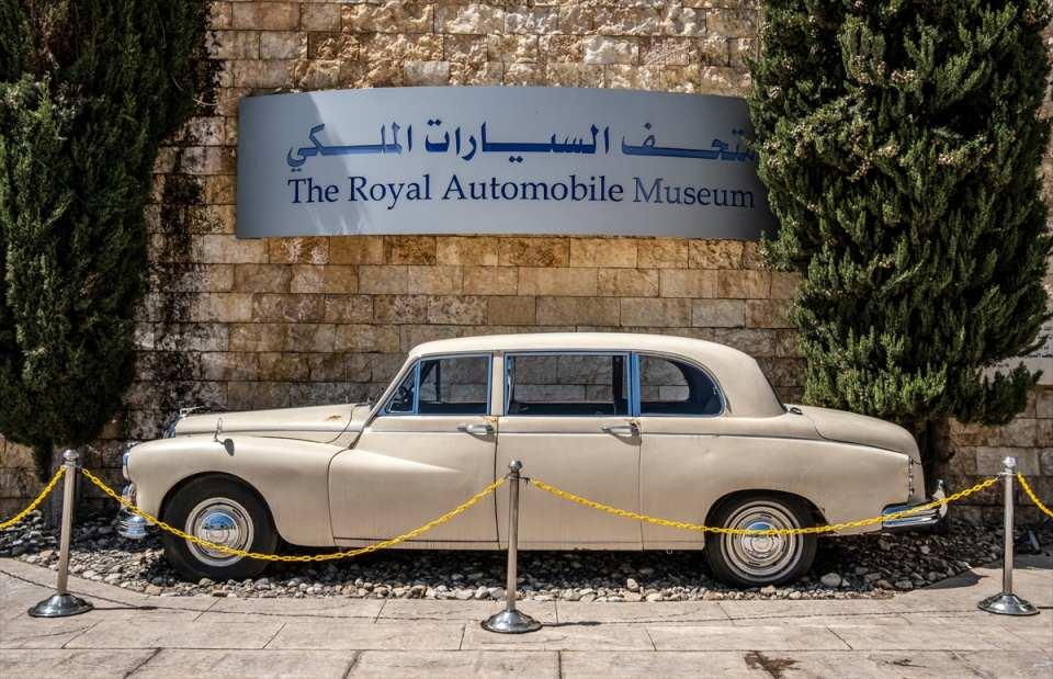 <p>Ürdün'ün başkenti Amman'daki Kraliyet Otomobil Müzesi, otomobil tutkunu ve otomobil tarihi meraklılarına benzersiz bir deneyim sunuyor.</p>
