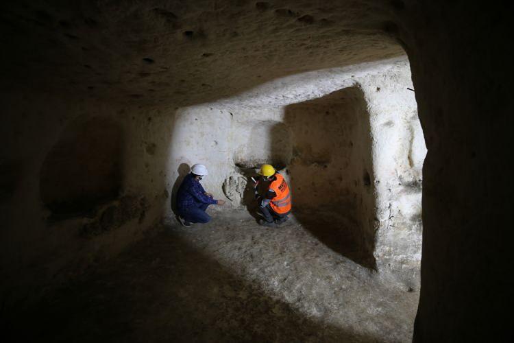 <p>Muhtemelen Midyat yer altı şehri de bu amaçla yapılmış yaşam alanlarındandı. Sadece sığınak değil, yer altında en az 60-70 bin insanın yaşamış olduğunu tahmin ettiğimiz bir alan."</p>