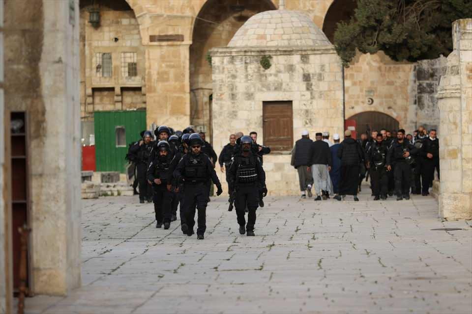<p>Aksa'nın avlusuna giren çok sayıda İsrail polisi, Kıble Mescidi'nin önünde bekleyen Filistinlileri alandan zorla uzaklaştırdı.</p>

<p> </p>
