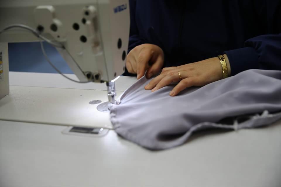 <p>Biz burada yetim annelerinin meslek kazanması ve kendi yurttaşları için kıyafet dikerek bir şeyler yapıyor olmasından dolayı memnunuz. </p>
