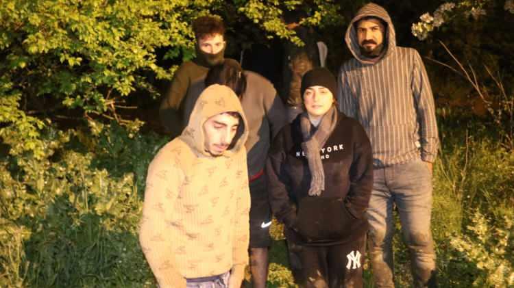 <p> Benim de altınlarımı, giysilerimi yani anlayacağınız her şeyimi aldılar. Yunan askeri her şeyimize el koydu, erzak çantalarımıza bile. Bizi yağmurda ve soğukta aç, sefil bıraktılar. Biz sadece karşıya geçmek istiyoruz ama onlar izin vermiyorlar. Üstüne bir de zulmediyorlar. 2 gündür yağmurlu ve soğuk havada dışarda mahsur kaldık. Allah’tan çocuklar babaannelerinin yanındaydı da onlar gelmedi” dedi.</p>
