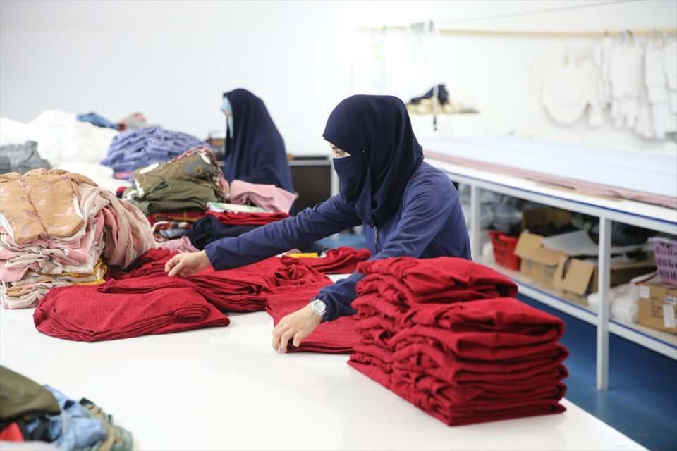 <p>Vakıf olarak savaşın başladığı günden bu yana Suriye'deki çocukları sevindirmek için farklı çalışmalar yürüttüklerini ifade eden Tosun, ayni ve nakdi yardımlarla savaş mağduru çocukların yanında olmayı sürdürdüklerini belirtti.</p>

<p> </p>
