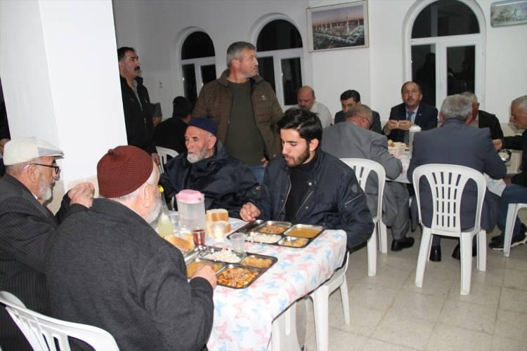 <p>Derneğin başkan yardımcısı Mehmet Özdemir, AA muhabirine, toplu iftar geleneğini yaklaşık 30 yıldır sürdürdüklerini söyledi.</p>

<p> </p>
