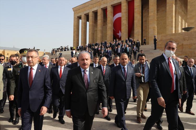 <p> Bu şiarla sağlam temeller üzerine inşa ettiğiniz Meclisimiz, orduyu da kurmuş, düşmanı da yenmiştir. Türkiye Büyük Millet Meclisimiz, kuruluşundan itibaren sahip olduğu bu ruhla çizdiğiniz o kutlu yolda, yılmadan yürümeye devam etmektedir.</p>