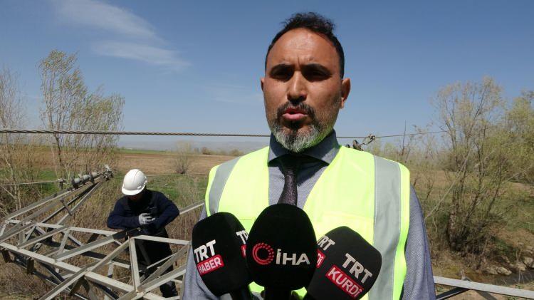 <p>Kumluca köyünde meydana gelen fırtına nedeniyle 3 yüksek gerilim hattı <strong>direği</strong>nin devrildiğini anlatan Coşar, “Görünen neden fırtına olsa dahi yaptığımız incelemede bu direklerimizin 2 liralık cıvata, 20 liralık galvaniz kaplı demir çapraz parçanın çalınması sonucu devrildiği tespit edilmiştir.</p>
