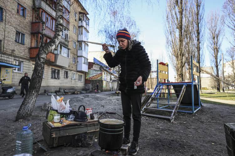 <p>Borodyanka'nın ana caddesinde bir apartmanın önünde yakılan odun ateşinde yemek pişiren çift, Rus bombardımanlarının ardından harabeye dönen şehirdeki yaşam mücadelelerini anlattı.</p>

<p>​</p>
