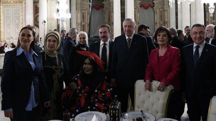 <p><strong>HÜLYA KOÇYIĞIT:</strong> "Cumhurbaşkanımız ve muhterem eşi Emine Hanım çok değerli konuklarıyla bu akşam iftar yaptı. Her zamanki gibi mütevazı kişiliği ile hepimizi tek tek selamlayıp hatırını sordu ve kültür sanat insanlarını onore edecek çok güzel bir konuşma yaptı. Hepimiz çok mutlu olduk."</p>
