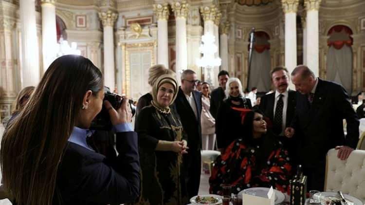 <p><strong>FOTO MUHABIRI AVŞAR</strong> </p>
<p><strong>Başkan Erdoğan ile sanatçıların fotoğrafını çeken Hülya Avşar o anı anlattı:</strong></p>
<p>"Siyasetten uzak, herkesin sadece birbirine güzel baktığı bir ortamdı. Çok keyifliydi."</p>