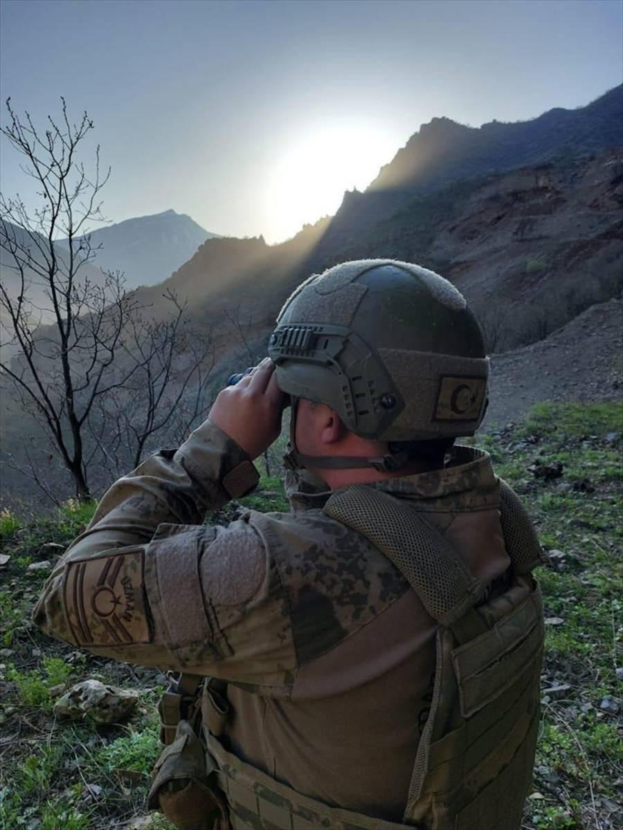 <p>İçişleri Bakanlığınca, Hakkari'de 654 personelin katılımıyla "Eren Abluka-2 (Hakkari-Kavaklı) Şehit Uzman Jandarma Çavuş Mehmet Bayar Operasyonu"nun başlatıldığı bildirildi.</p>
