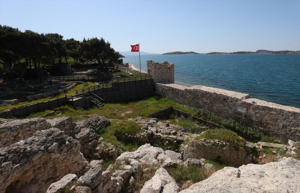 <p><em><strong>Topal, Foça'daki ilk tapınağın yapım evresinin Efes ve bölgelerdeki diğer tapınaklardan daha eskiye dayandığına dikkati çekerek, şu bilgileri paylaştı:</strong></em></p>
<p>"Athena Tapınağı tarihsel olarak ön planda ama buluntu, kalıntı olarak çok veri yok. </p>
<p> </p>