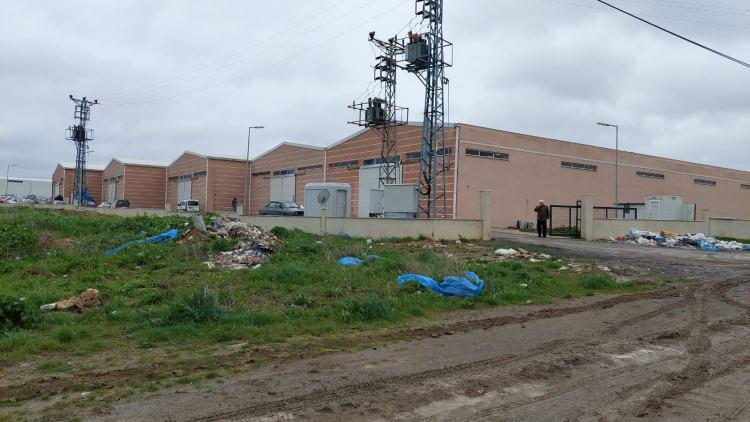 <p>Tekirdağ Şehircilik ve İklim Değişikliği İl Müdürlüğü tarafından fabrikanın tüm faaliyetleri süresiz men edilirken, aynı zamanda fabrikanın geri kazanım konulu çevre lisansının bulunmaması ve arıtılmayan atık sularını dereye vermesi sebebiyle en üst sınırdan 1 milyon 799 bin 779 TL ceza kesildi. </p>

<p> </p>
